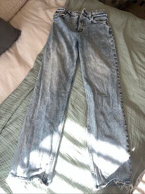 Abercrombie & Fitch Ultra High Rise '90s Straight Jeans in a size 26 Regular